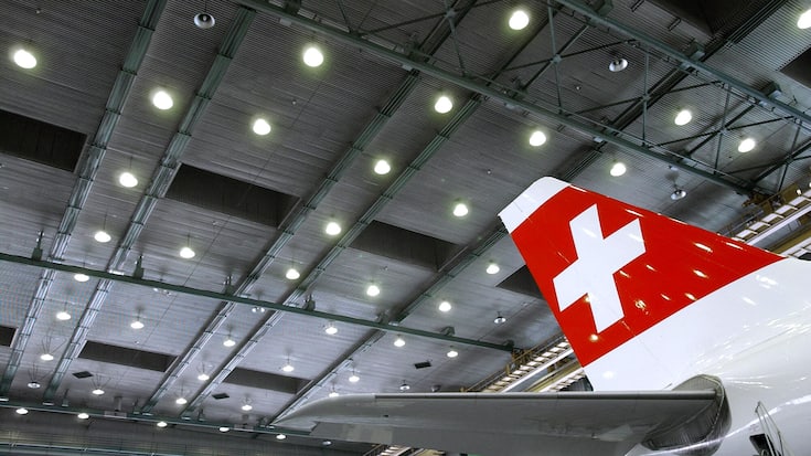 In der Werft der SR Technics (SAir Services) auf dem Flughafen Zuerich-Kloten wird am 25. Maerz 2002 ein Flugzeug der Swissair mit dem Schriftzug SWISS ueberklebt. (KEYSTONE/Steffen Schmidt)