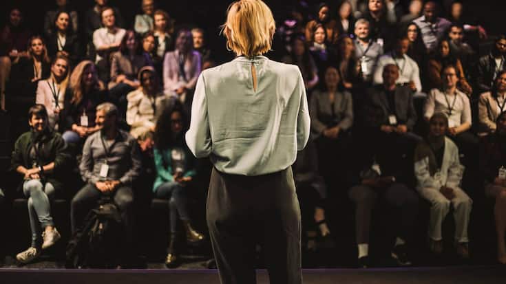 Frau auf Bühne, Carte Blanche