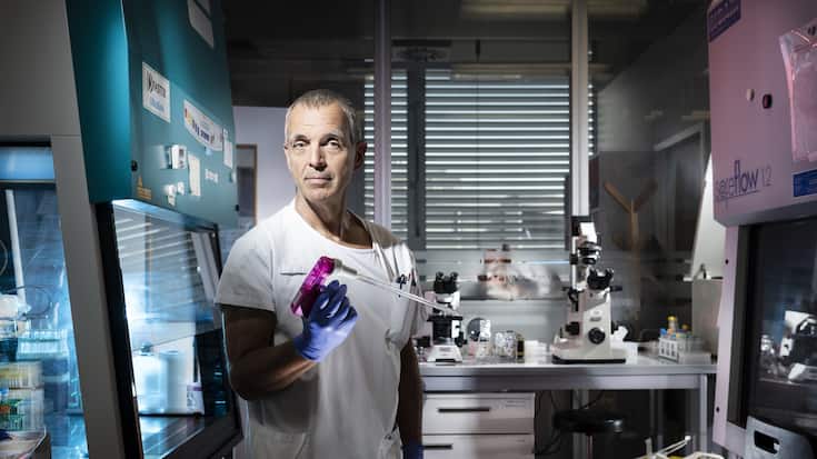 Zentrum der Patientenhoffnung Der Onkologe Pierre-Yves Dietrich mit einer Pipette in seinem Labor an der Universität Genf.