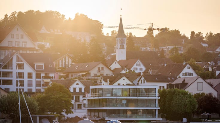 Foto: Sven Thomann, 13.8.2025, RÃ¼schlikon (ZH): WohnhÃ¤user am ZÃ¼richsee in RÃ¼schlikon. Immobilien, Miete, Wohneigentum, Hypothek, PfnÃ¼selkÃ¼ste, Wohnungsmarkt, Liegenschaft, Eigentumswohnung, Einfamilienhaus, Wohnhaus, Zins, Mietzins, Haus, Immobilie, Saron, Hypo, Mehrfamilienhaus, Themenbild, Symbolbild, Symbolfoto, SymbolbildRMS