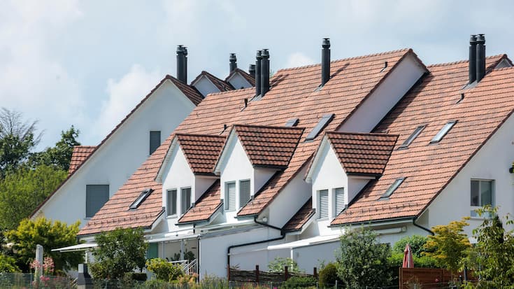 Foto: Sven Thomann, 2.8.2024, Uster (ZH): ReiheneinfamilienhÅ user in Uster. Wohnungen, Immobilien, Miete, Mietwohnung, Wohneigentum, Hypothek, Wohnungsmarkt, Liegenschaft, Eigentumswohnung, Wohnhaus, Zins, Mietzins, Einfamilienhaus SymbolbildRMS