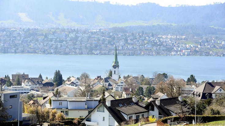 Blick auf Zollikon (ZH) am Montag, 26. Maerz 2012. Zollikon, einst Primus unter den steuerguenstigen Gemeinden an der "Goldkueste", schreibt rote Zahlen. Die Gemeinde operiert mit einem Notbudget und laesst nur noch die dringendsten Ausgaben zu. (KEYSTONE/Walter Bieri)