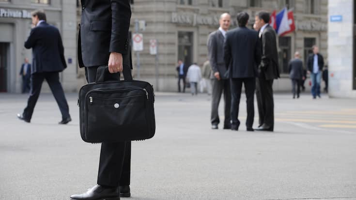 Ein junger Banker steht auf dem Paradeplatz Â© Andreas Meier/EQ Images