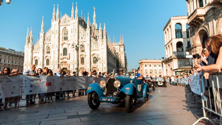 Das ist die Mille Miglia: Autos mit Jahrgang 1927 bis 1957 fahren durch Italiens Städte und ­Landschaften. Hier zeigen sie sich als Parade mitten in Mailand.