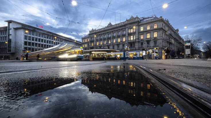 A general view shows the headquarters of the Swiss banks Credit Suisse, right, and UBS, left, at Paradeplatz in Zurich, Switzerland on Sunday March 19, 2023. (KEYSTONE/Michael Buholzer).