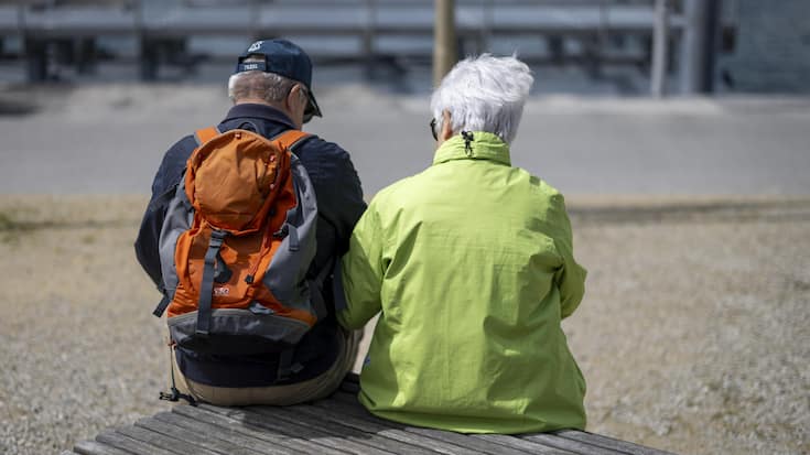 Zwei aeltere Personen sitzen auf einer Bank bei der Schifflaendi von Stein am Rhein, aufgenommen am Dienstag, 28. Mai 2024 in Stein am Rhein. Die Stimmbevoelkerung von Stein am Rhein stimmt am 9. Juni ueber einen Verpflichtungskredit von 5,82 Millionen Franken fuer die Neugestaltung der Schifflaendi ab. (KEYSTONE/Michael Buholzer)