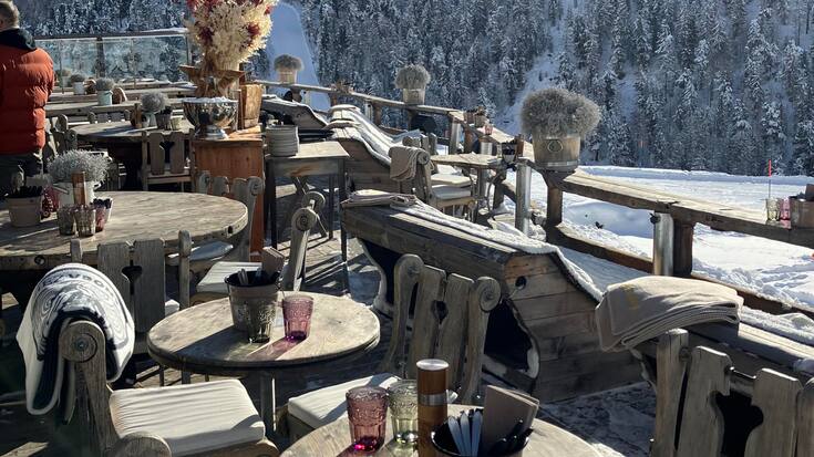 Über den Stuhllehnen und auf den Bänken der «Chez Vrony»-Terrasse ­liegen Breitling-Decken bereit.