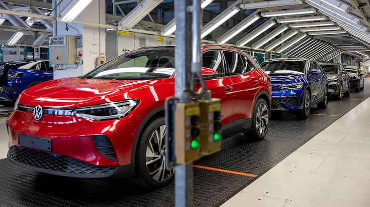 News Bilder des Tages Produktion von Elektrofahrzeugen bei Volkswagen Wirtschaft, Autoindustrie, Volkswagen: Die Endkontrolle bei VW: Den Kontrolleuren bleibt kein Teil verborgen. Zwickau Sachsen Deutschland *** Production of electric vehicles at Volkswagen Economy, Auto industry, Volkswagen Final inspection at VW No part remains hidden from the inspectors Zwickau Saxony Germany Copyright: xTeresaxKrögerx