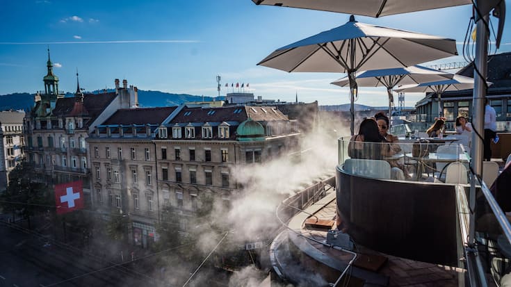 ZÜRICH (PLATZ 1) Hoch oben: urbane Lässigkeit im Rooftop Restaurant an der ZürcherBahnhofstrasse.