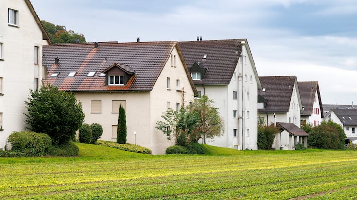 Foto: Sven Thomann, 4.10.2025, Winkel (ZH): Wohnhaeuser in Winkel. Immobilien, Miete, Wohneigentum, Hypothek, Wohnungsmarkt, Liegenschaft, Eigentumswohnung, Wohnblock, Wohnhaus, Zins, Mietzins, Haus, Immobilie, Saron, Hypo, Mehrfamilienhaus, Themenbild, Symbolbild, Symbolfoto, SymbolbildRMS