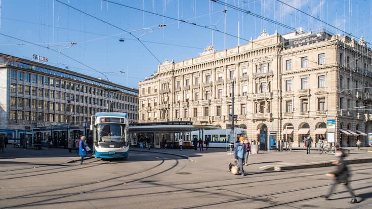 12.11.2020, ZÃ¼rich, Finanzmarkt Schweiz und Banken, Paradeplatz mit Credit Suisse Hauptsitz (rechts) und UBS UBS-GeschÃ¤ftsstelle (links).