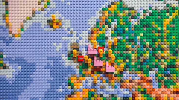 Lego goes Bio2024 stellten die Dänen eine Billion Steine aus Plastik her. Nun investiert Lego in grossem Stil in nachhaltige Materialien.