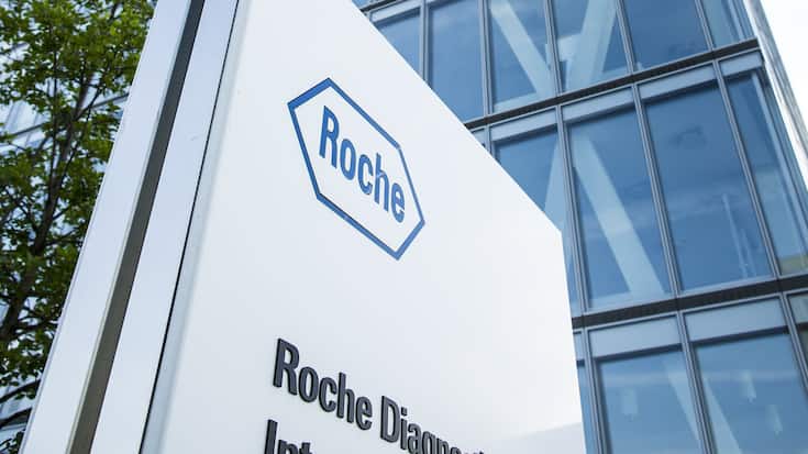 Roche-Logo vor einem Gebäude in Rotkreuz