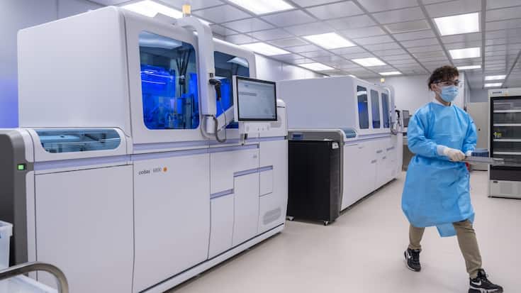 Ein Cobas-6800-Laborsystem von Roche Diagnostics im North Lantau Hospital in Hongkong. 