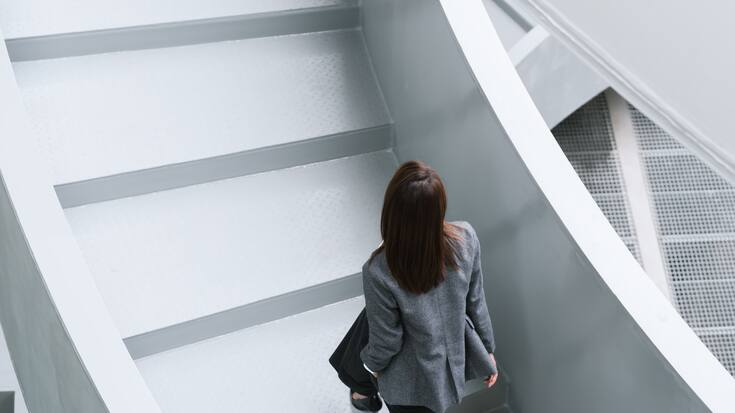 Frau auf Treppe