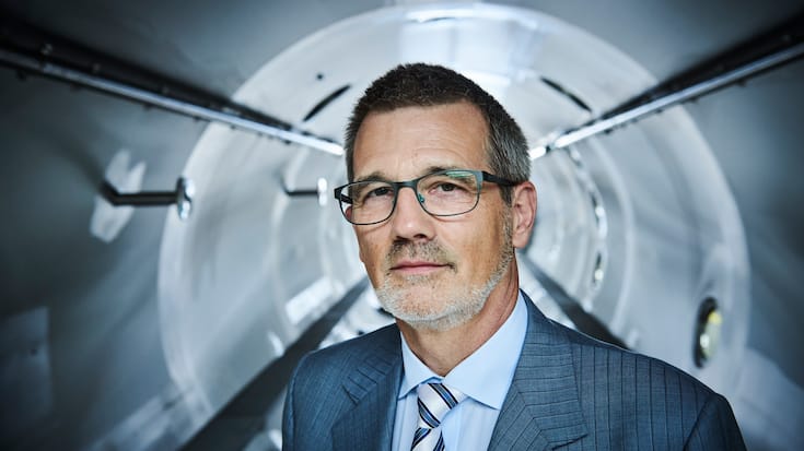 Philip Mosimann im Vakuum-Bandtrockner, erbaut in Niederweningen, parat für die Ausfuhr nach Asien.