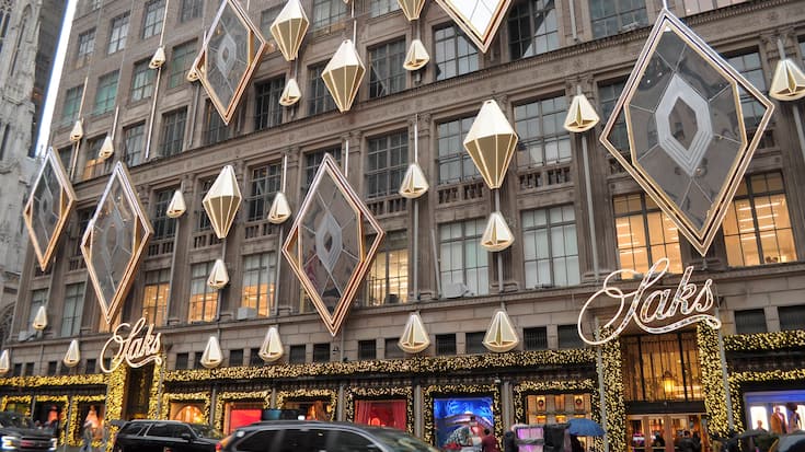 Daily Life in New York City, US - 25 Nov 2025 Saks Fifth Avenue is seen in Manhattan, New York City. New York United States Copyright: xJiminxKimx/xSOPAxImagesx JKIM_daily_life_nyc_nov_25_25_DSC6627.jpeg