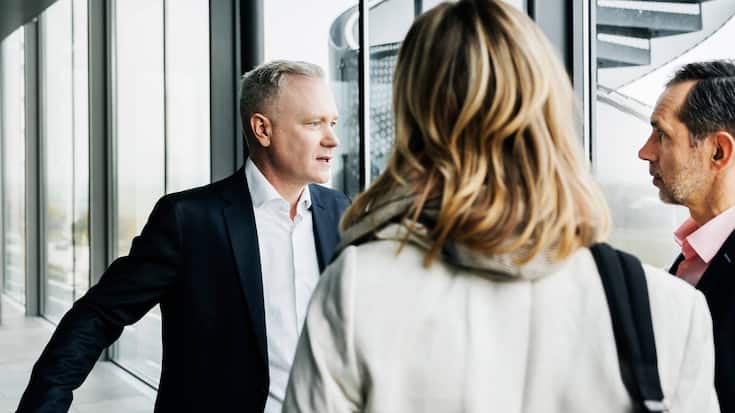 Geschäftsfrau mit Männern