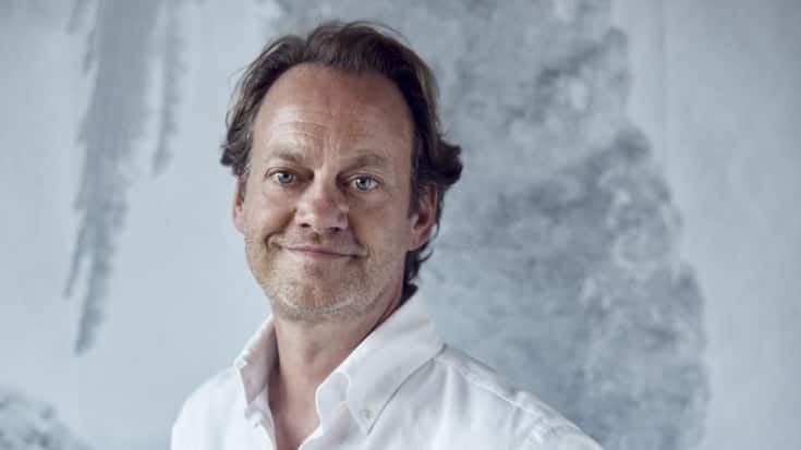 Porträt von Mammut-Chef Oliver Papst vor weissem Hintergrund.