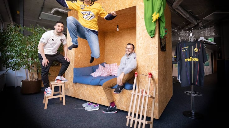 David Geisser (gelbes Shirt), Dominik Fricker (grauer Pullover), Sergio Muster