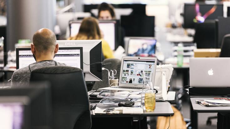 Employees work in an open-plan office at the headquarters of the media company Ringier Axel Springer Switzerland, pictured at the media center Medienpark in Zurich-Altstetten, Switzerland, on June 21, 2017. (KEYSTONE/Christian Beutler)Mitarbeiter der Ringier Axel Springer Schweiz in einem Grossraumbuero am Hauptsitz des Medienunternehmens im Medienzentrum Medienpark, aufgenommen am 21. Juni 2017 in Zuerich-Altstetten. (KEYSTONE/Christian Beutler)