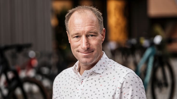 Der Fahrradunternehmer Thomas "Thoemu" Binggeli posiert beim Hauptgeschaft seines Unternehmens und dem Swiss Bike Park, am Dienstag, 28. November 2023 in Oberried bei Koeniz. Thoemu Binggeli gruendete mit 17 Jahren auf dem elterlichen Bauernhof in Oberried seine erste Velofirma, 1998 lancierte er die Eigenmarke Thoemus. Er entwickelte die E-Bikes "Stromer", im Jahr 2009 und den 2023 lancierten Twinner. (KEYSTONE/Alessandro della Valle) Thomas Binggeli, GrÃ¼nder und Inhaber ThÃ¶mus AG