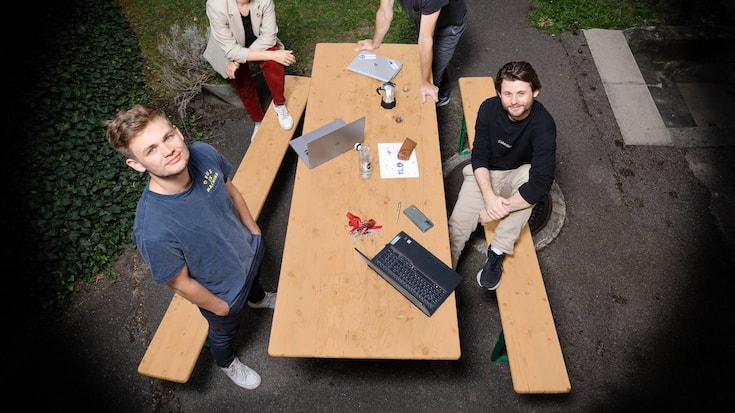 Startup BLP Digital - Tim Beck (Schwarzer Pullover), Sven Beck (blaues Shirt), Thore Harmuth (schwarzes Shirt) und Sabrina Schenardi