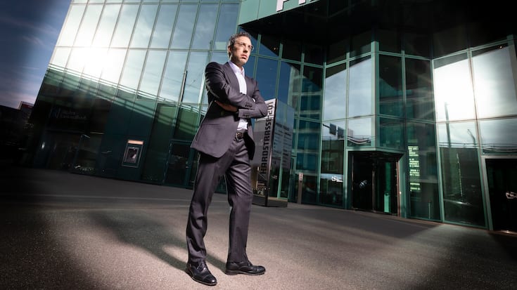Nexxiot-Co-Gründer Daniel MacGregor mit verschränkten Armen dem Prime Tower in Zürich