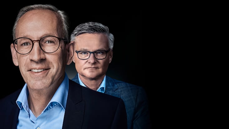 Die Chefs: Coop-CEO Philipp Wyss (l.) hat Grund zum Strahlen. Sein Laden ist aufgeräumt. Harte Einschnitte im ­Geschäftsmodell sind kein Thema. Er kann sich ­darauf konzentrieren, das Kerngeschäft voranzutreiben. Migros-Chef Mario Irminger steht vor dem Kraftakt, die zahlreichen Baustellen des Konzerns auf Vordermann zu bringen. Die Fehlschläge vergangener Jahre kommen die Migros teuer zu stehen.