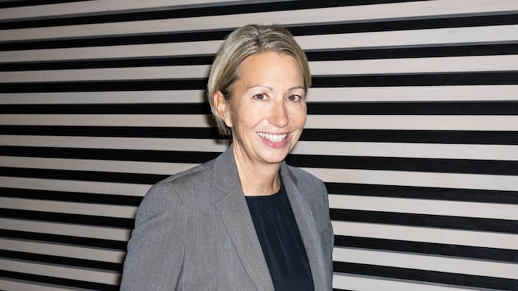 Portrait von Andrea Ryth, vor schwarz-weiss gestreifter Wand.