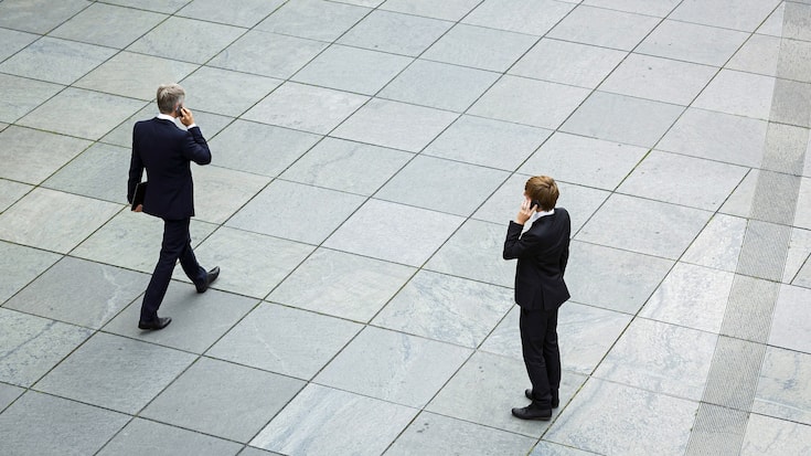 Bankangestellte am Telefon in Berlin. Im Finanzsektor verdient man nach wie vor gut.