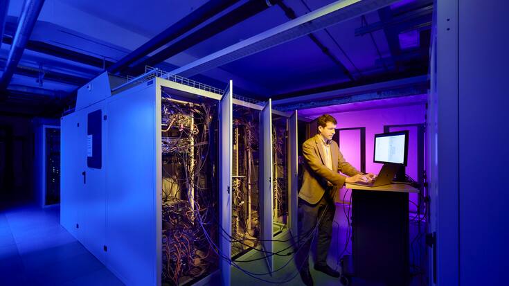 Adrian Perrig, Schweizer Informatiker und Professor an der ETH Zuerich, leitet die Forschungsgruppe Netzwerksicherheit, fotografiert in einem Datacenter der ETH Zuerich am Dienstag, 18. Januar 2022 in Zuerich. (Michael Buholzer fuer Bilanz)