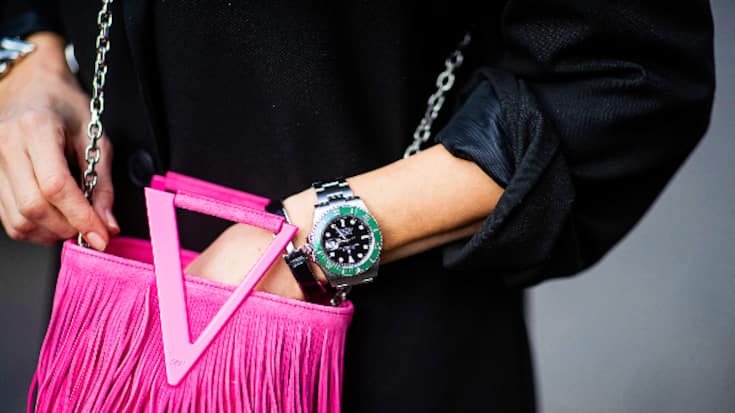 Investitionsgut: Rolex-Uhr am Handgelenk einer Influencerin.