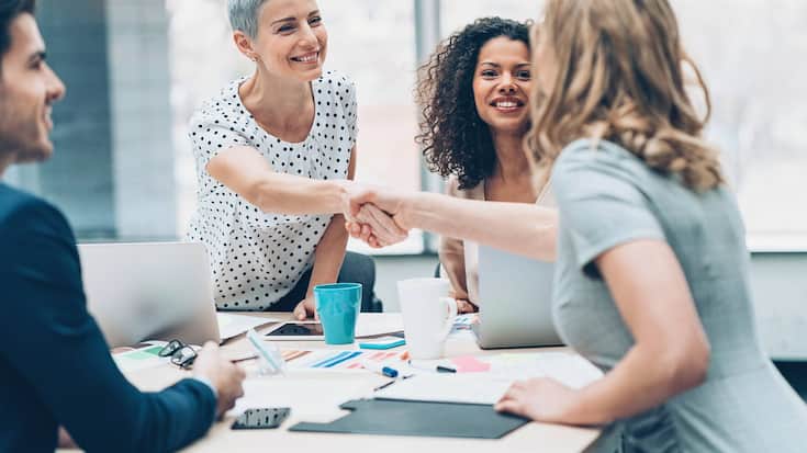 Handshake Buero Kollegen Meeting