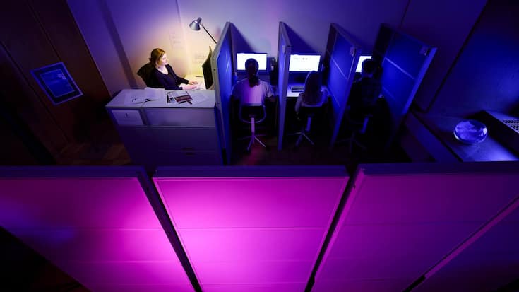 Marila Jaffe, links, Lehrbeauftragte Sozialpsychologie in einem Labor mit Probanden im Kollegienhaus der Uni Basel am Montag, 14. Februar 2022 in Basel. 