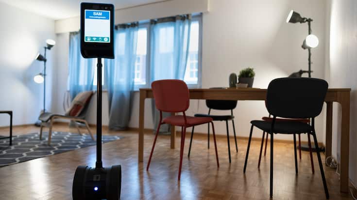 Der Service-Roboter "Sam" der Firma Coding Mind bewegt sich in der moeblierten Wohnung und uebertraegt Live-Bilder an die oertlich versetzte Person, welche den Roboter steuert und auf diese Weise die Wohnung besichtigen kann, fotografiert am 7. April 2021
