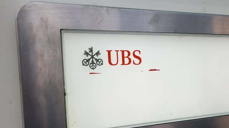 Logo der UBS an einem Bankomat.