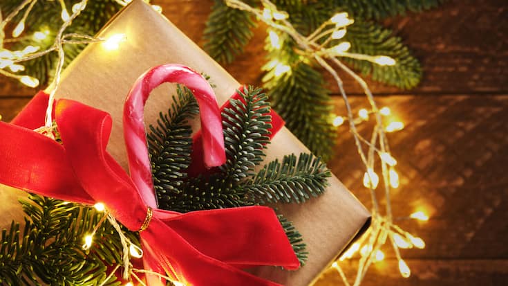 Weihnachtsgeschenk unter dem Christbaum.