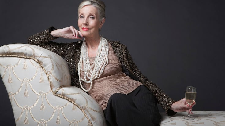 Reichtum Vermoegen Perlenkette Champagner Frau Sofa