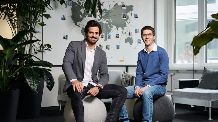 locatee, start-up, in ihren bÃ¼rorÃ¤umlichkeiten, in zÃ¼rich albisrieden, grÃ¼nder thomas kessler (mit bart) und benedikt kÃ¶ppel