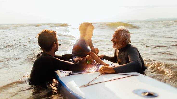 Junge lernt surfen mit Vater und Grossvater