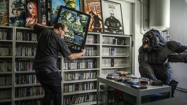 Patrick Wartenweile hantiert mit Videogame-Plakaten