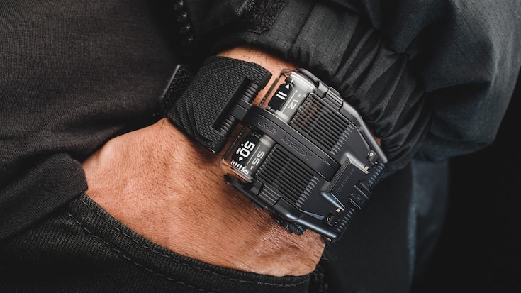 Die Urwerk-Uhr am Handgelenk eines Mannes, Nahaufnahme.