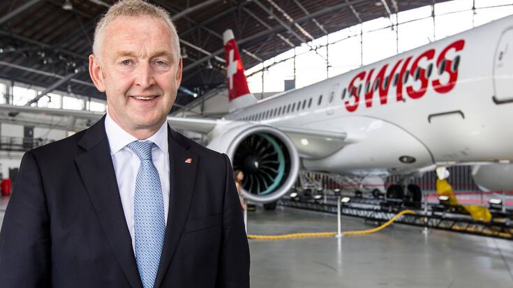 Swiss-CEO Thomas Kluehr posiert vor dem neuen Bombardier C Series Flugzeug. (KEYSTONE/Alexandra Wey)