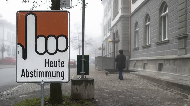 Eine Tafel weist auf die eidgenoessischen Abstimmungen hin, aufgenommen am Samstag, 29. November 2014, in Herisau. 