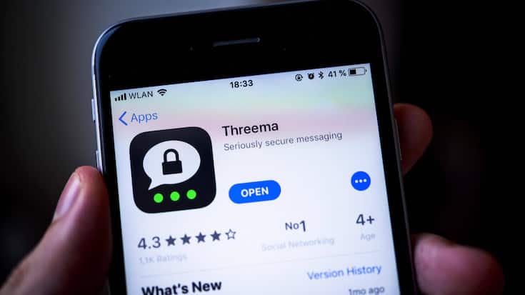 Hand hält iPhone mit Threema, sichere Instant Messenger App, im Apple App Store, App-Icon, Display, iPhone, iOS, Smartphone, Deutschland, Europa *** Hand holding iPhone with Threema secure instant messenger app in the Apple App Store App Icon Display iPhone iOS Smartphone Germany Europe Copyright: imageBROKER/ValentinxWolf iblvfw04728850.jpg Bitte beachten Sie die gesetzlichen Bestimmungen des deutschen Urheberrechtes hinsichtlich der Namensnennung des Fotografen im direkten Umfeld der Veröffentlichung!