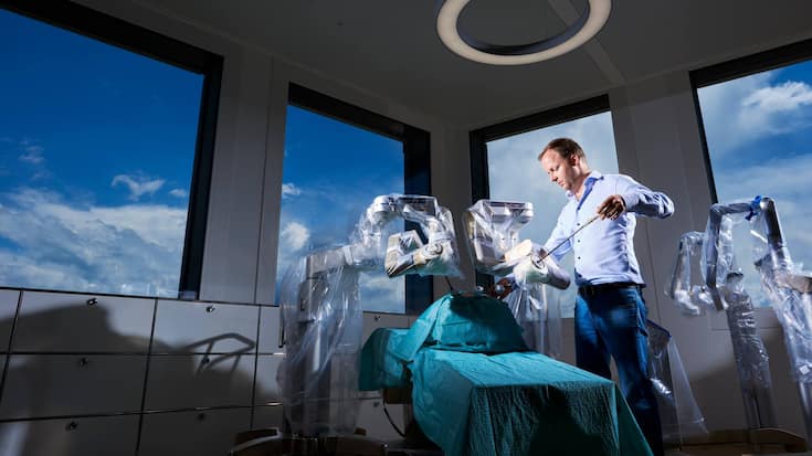 Michael Friedrich, CEO von Distalmotion an einem Dexter Operationsroboter am Firmensitz von Distalmotion