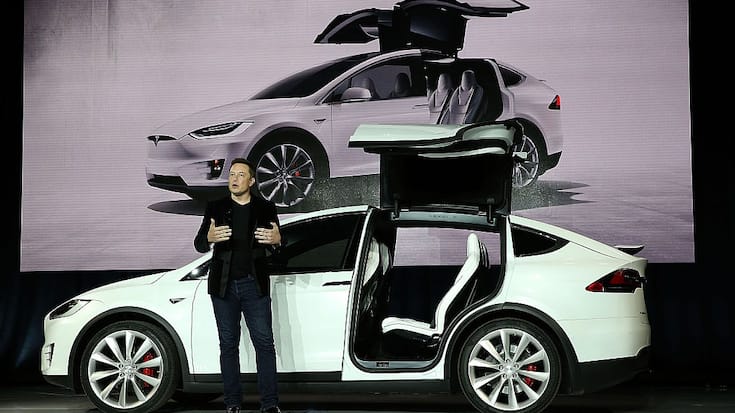 Elon Musk mit dem Tesla Model X