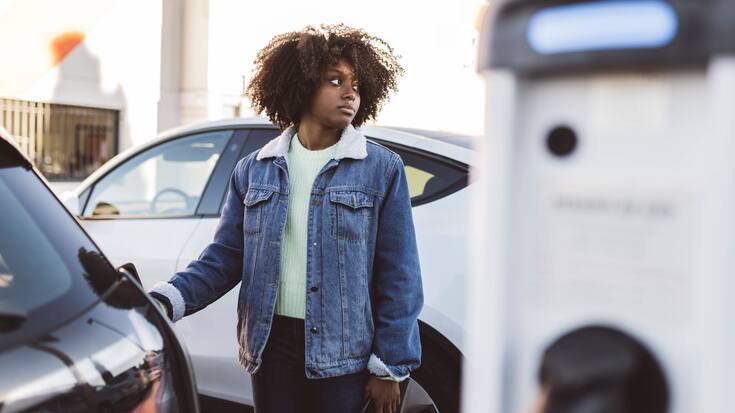 Frau lädt ihr Elektroauto, Energie, Umwelt  (Symbolbild)