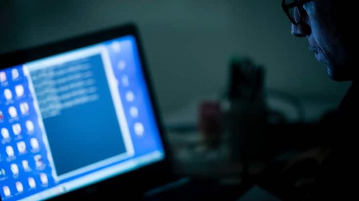 Mann an Computer